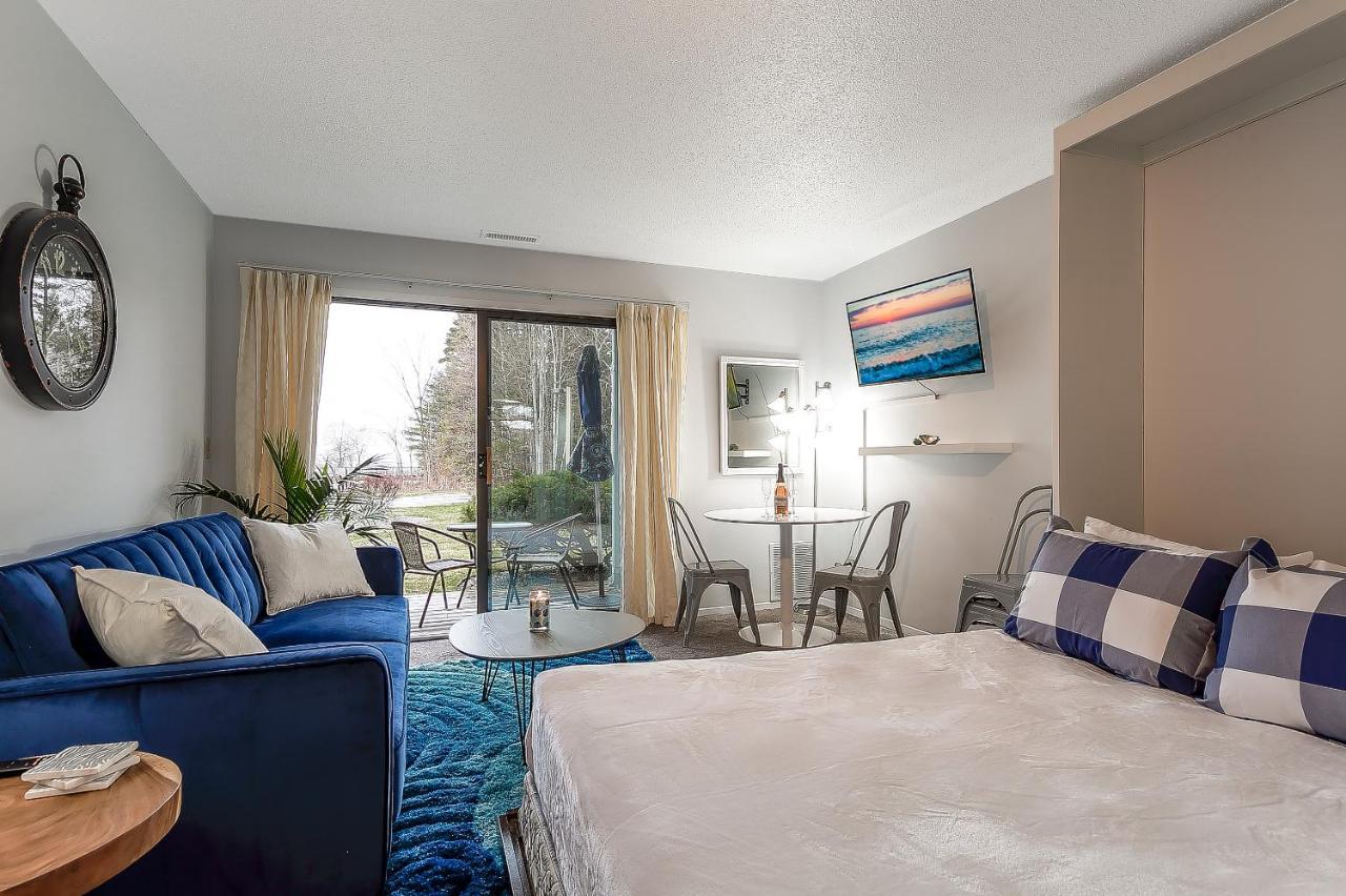 Beautiful Lake View Studio Condo At The Shores Traverse City Bagian luar foto