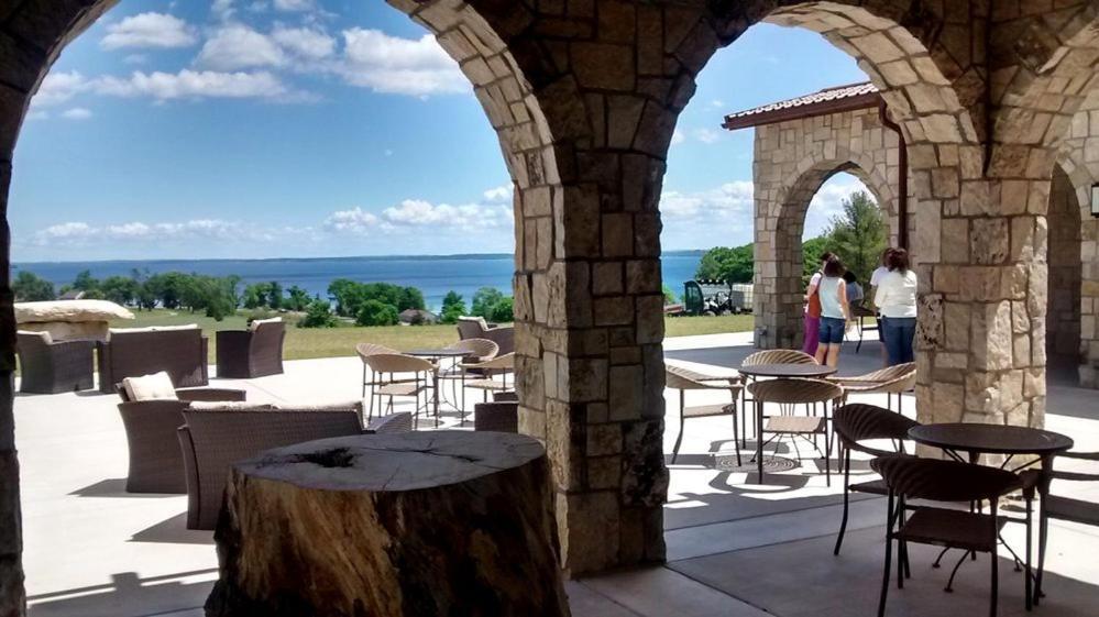 Beautiful Lake View Studio Condo At The Shores Traverse City Bagian luar foto