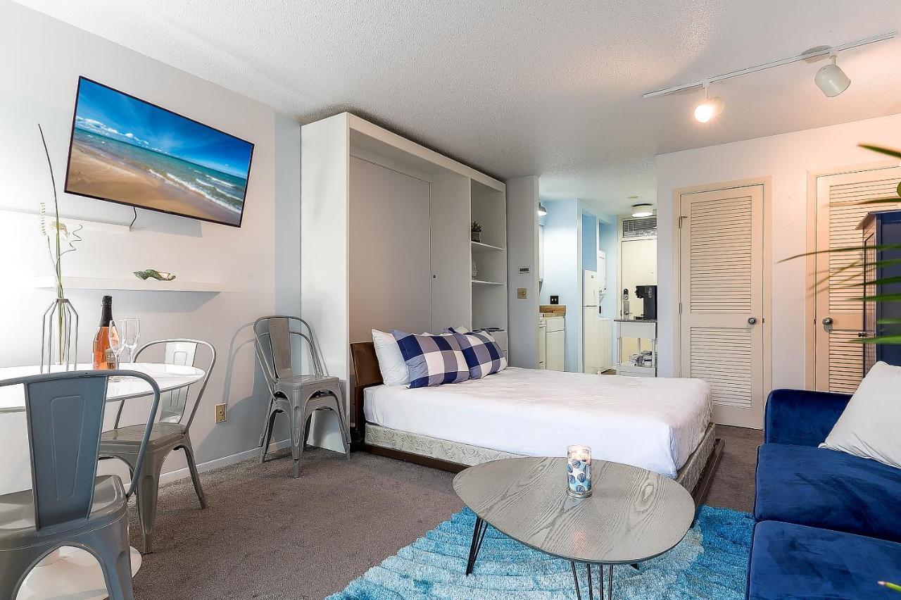 Beautiful Lake View Studio Condo At The Shores Traverse City Bagian luar foto