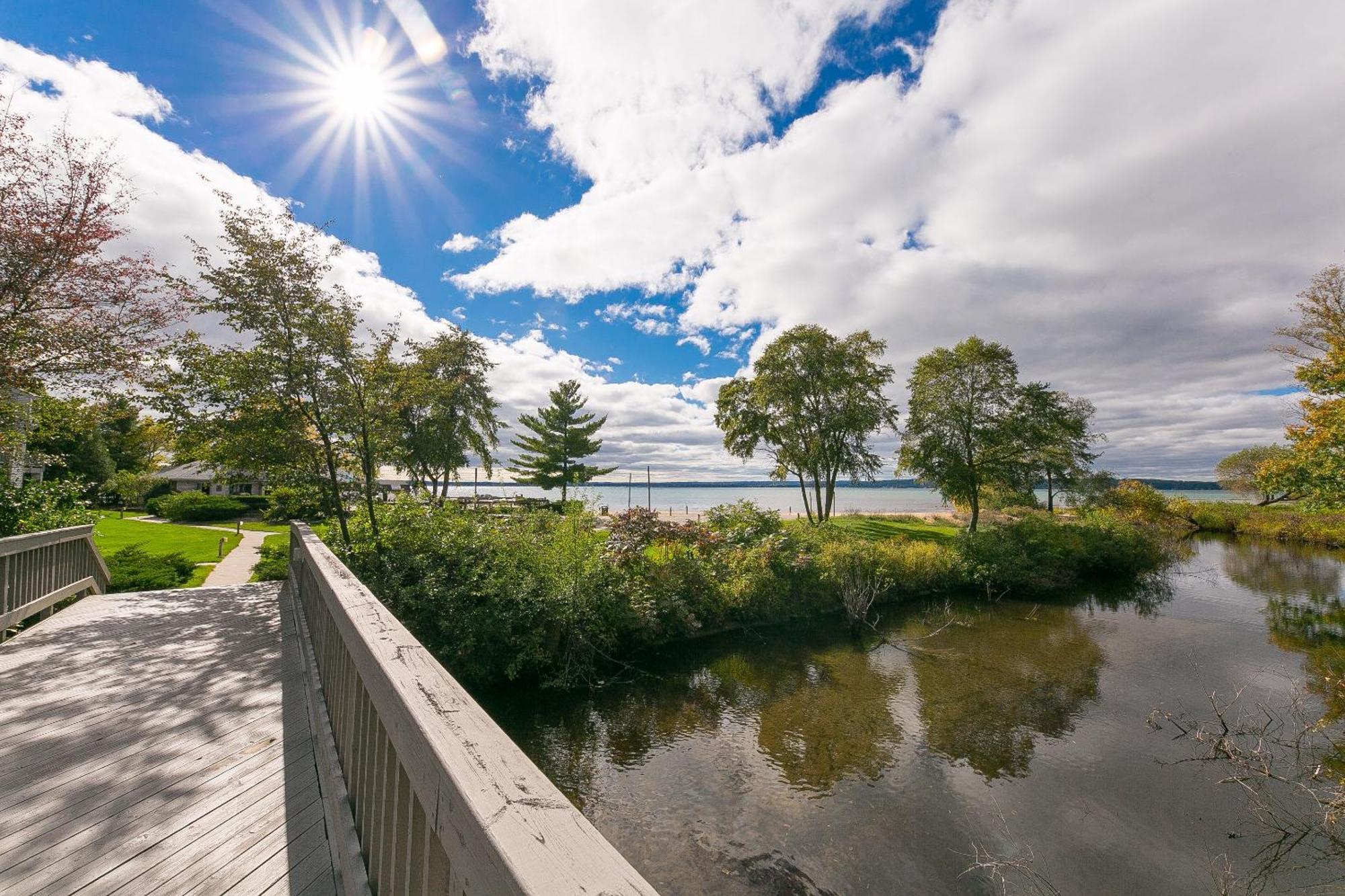 Beautiful Lake View Studio Condo At The Shores Traverse City Bagian luar foto